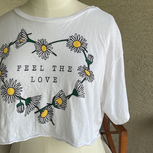 Rock Rose Couture Daisy Cropped Tee Shirt Feel the Love Size Large - Picture 4 of 7